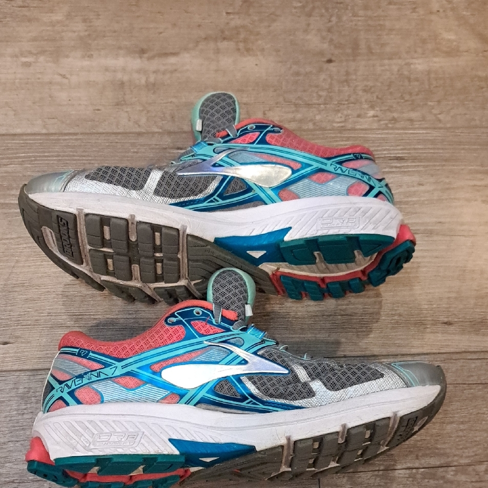 Brooks Gray and Coral R7 Athletic Shoes - Picture 8 of 9